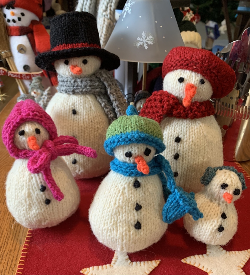 Let it snow, Let it snow ! Knitted Snow Buddy Family